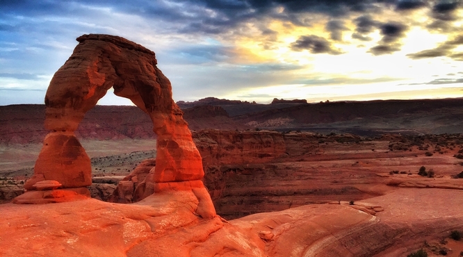 一等奖 综合部 蔡青 落日拱门.jpg